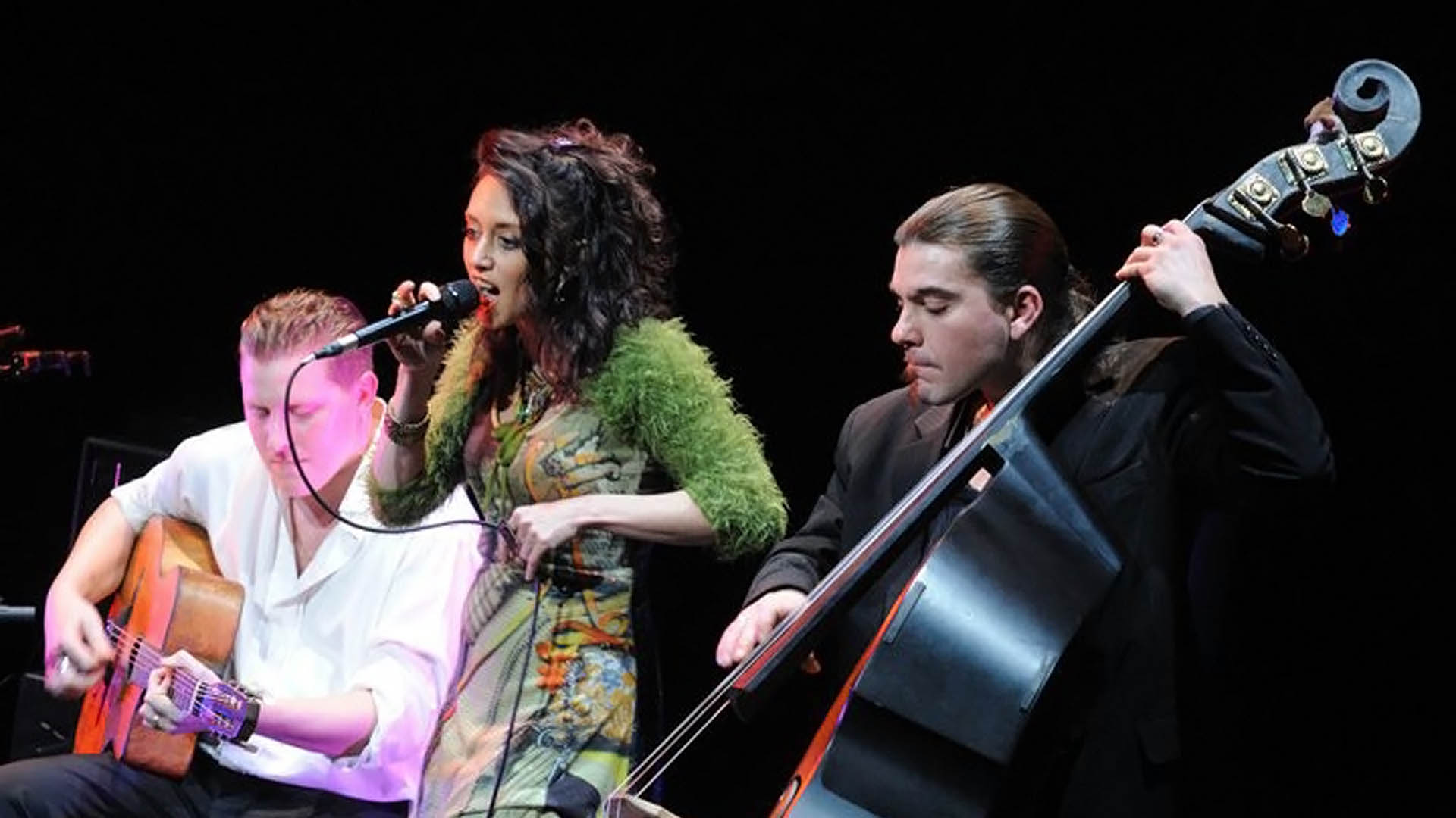 Carole Gabriel sur scène avec deux musiciens